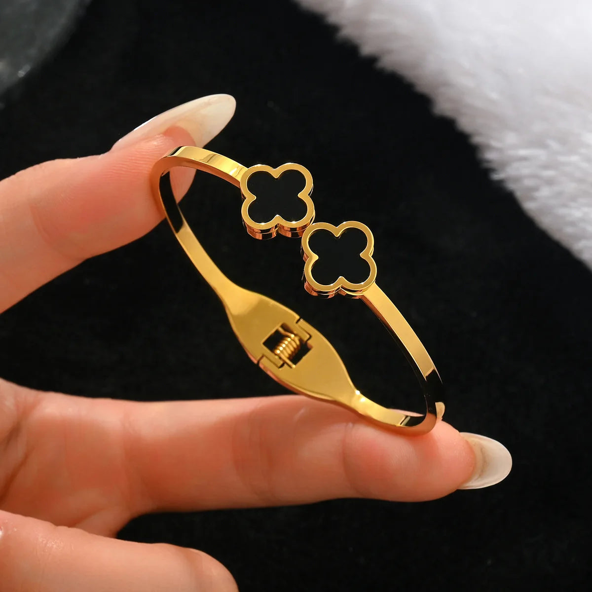 Non-Fading Fashion Gold round Love Letter Bracelet